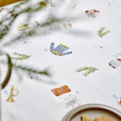 Närbild av Södahl Christmas Days julduk med handritade julmotiv 140x250