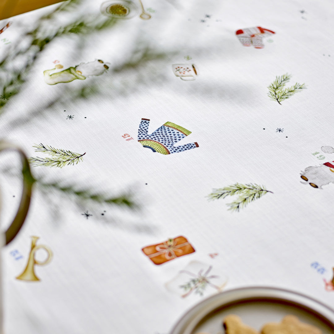 Närbild av Södahl Christmas Days julduk med handritade julmotiv 140x350