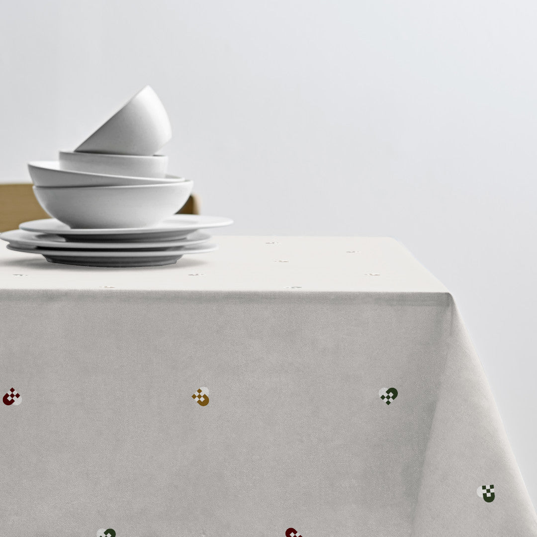 Södahl julduk med flätade julhjärtan på bord med elegant dukning 140x220