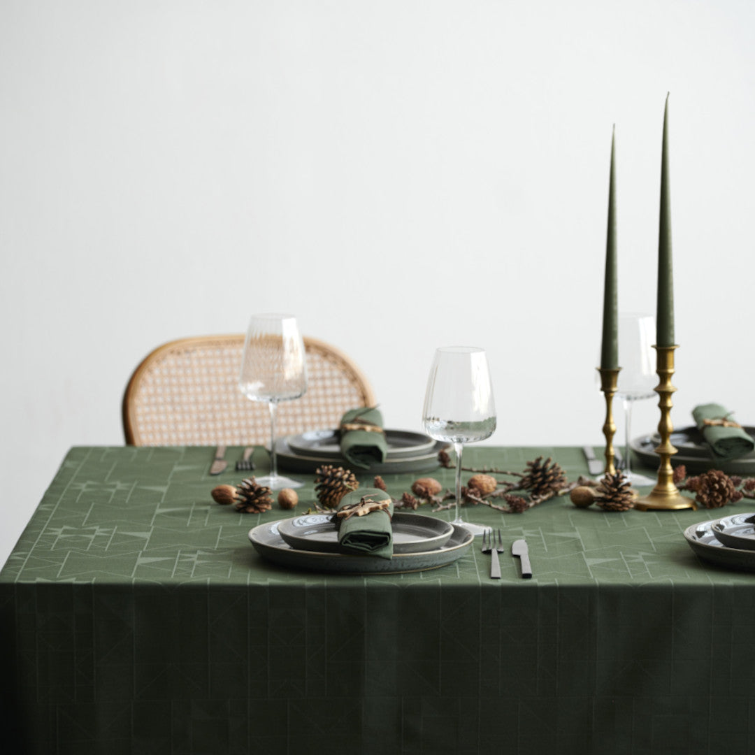 Södahl julduk Forest Green på stämningsfullt julbord med naturliga inslag 140x320