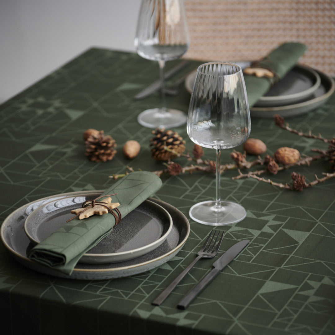 Södahl julduk Forest Green med vacker dukning och gröna servetter 140x370