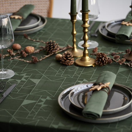 Närbild av Södahl Star Damast julduk med elegant stjärnmönster i grönt 140x320