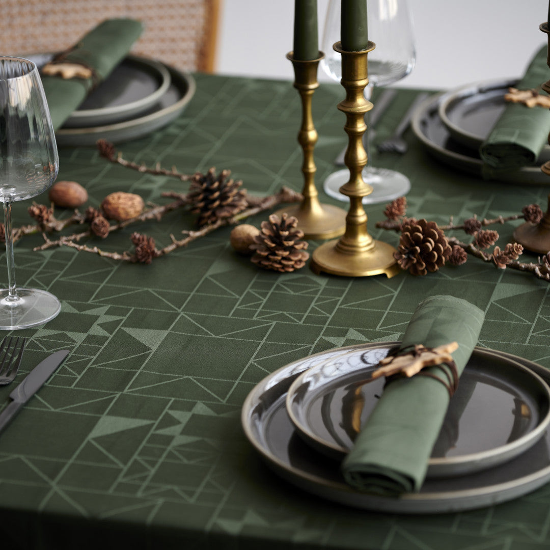 Närbild av Södahl Star damast julduk med elegant stjärnmönster i grönt 140x370