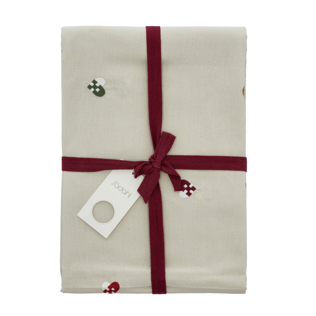 Södahl julduk paketerad med rött band och flätade julhjärtan 140x270
