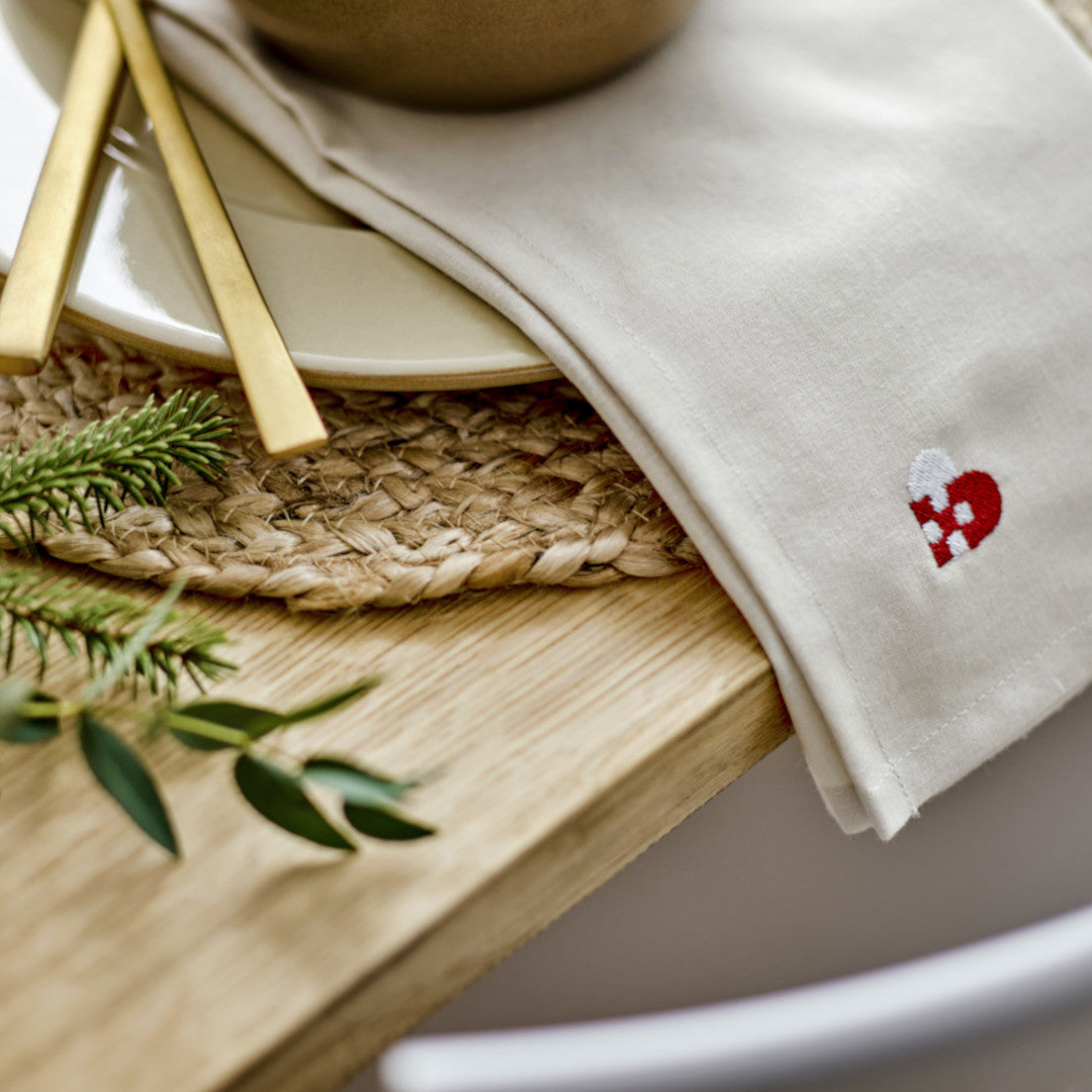 Närbild av Södahl bordstablett med flätade julhjärtan till jul 140x220