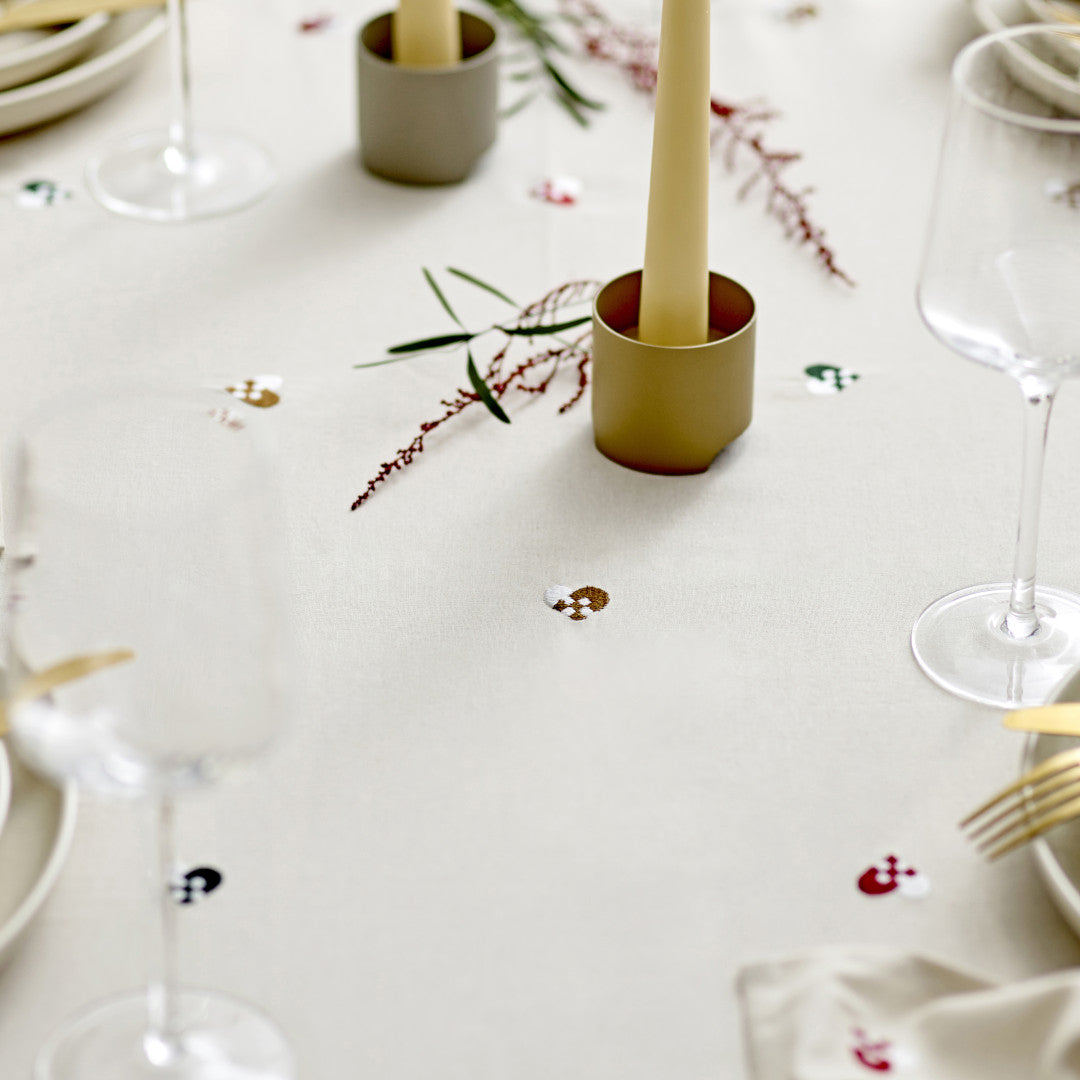 Detaljerad närbild av Södahl julduk med flätade julhjärtan 140x270