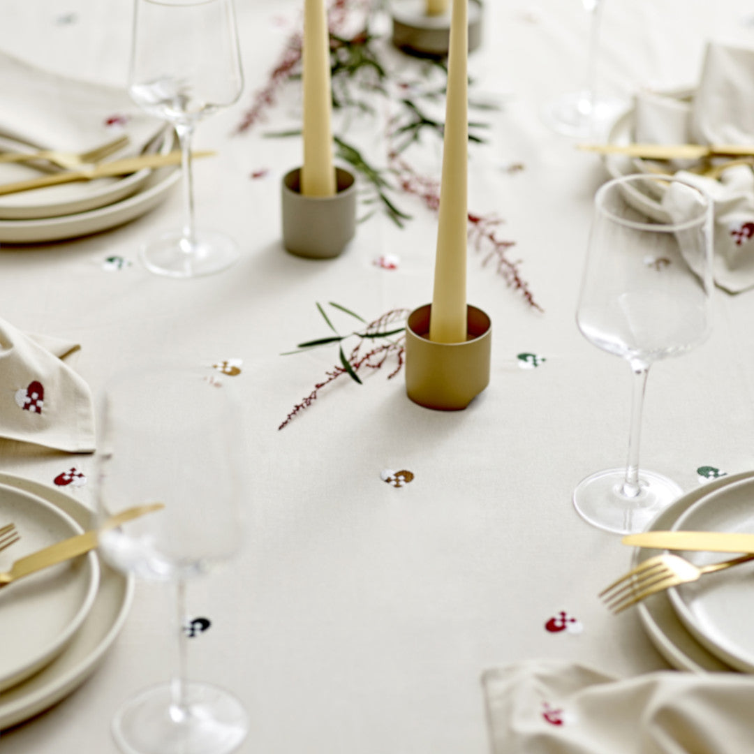 Närbild av dukning med Södahl julduk dekorerad med flätade hjärtan 140x220