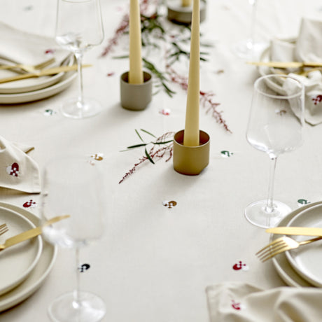 Närbild av dukning med Södahl julduk dekorerad med flätade hjärtan 140x270