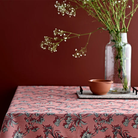 Södahl Shadow Flower Terracotta, akrylatbelagd textilduk, med glidskydd