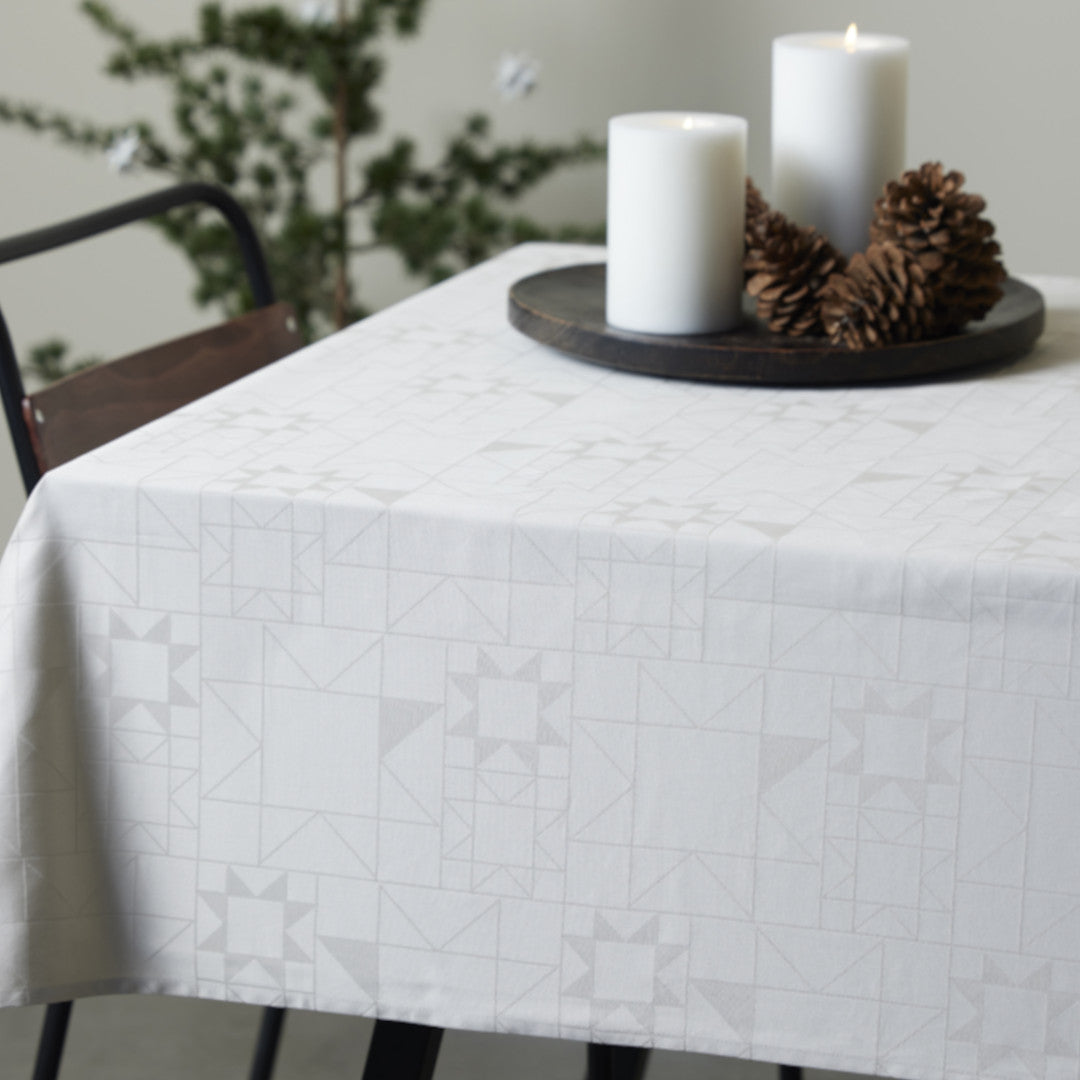 Miljöbild av Södahl Star Damast Beige julduk som sprider julstämning 140x270