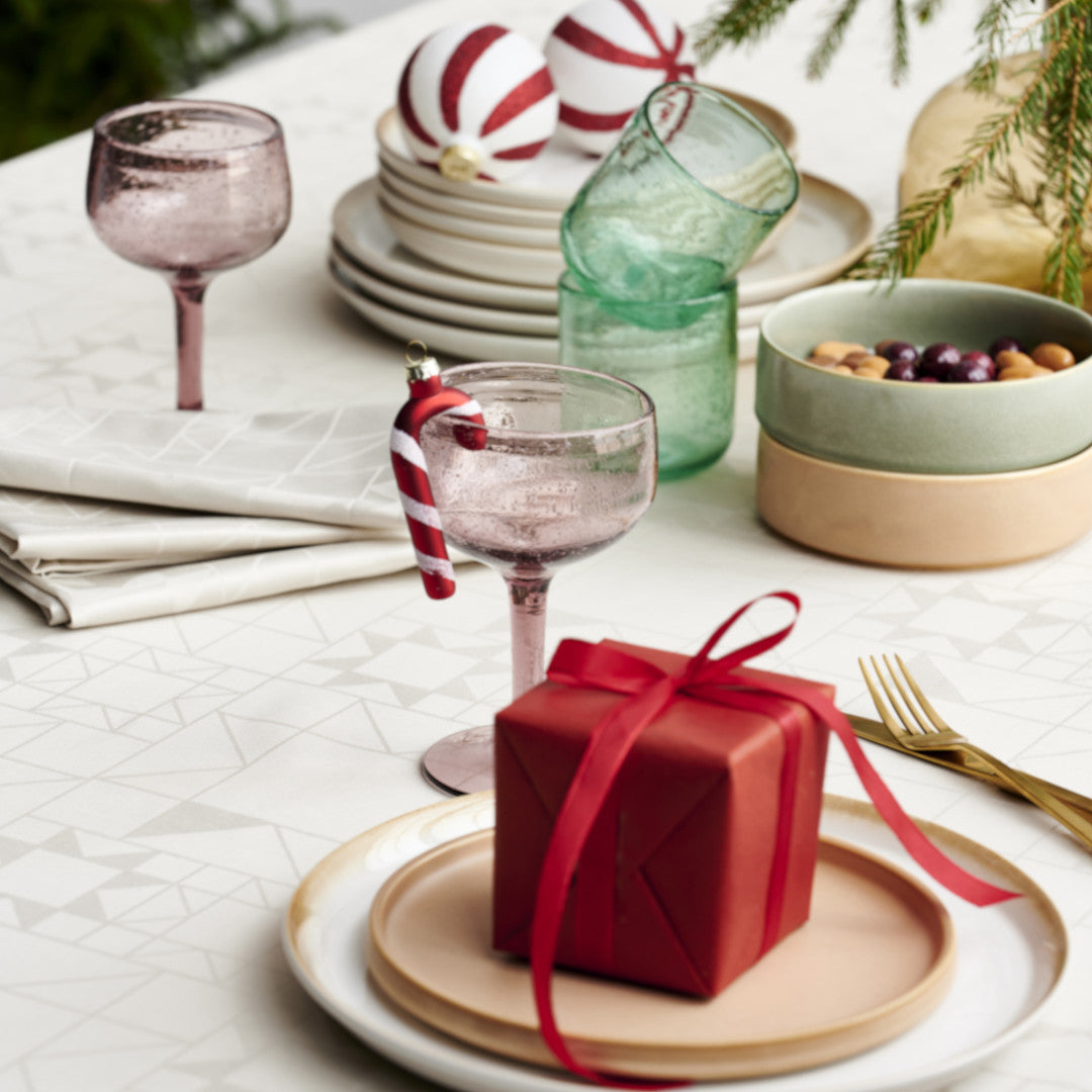 Södahl Star Damast Beige duk närbild med dukning, perfekt för julen 140x270