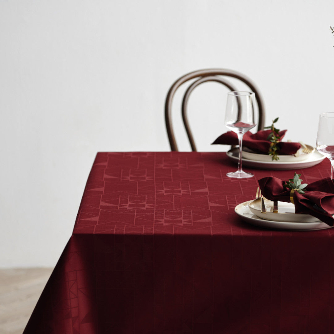 Miljöbild av Södahl Star Damast Julduk Röd med juldekorationer och dukning 140x220