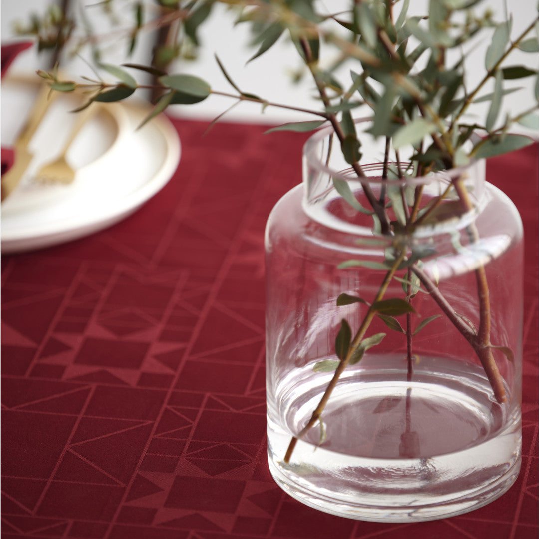 Närbild av Södahl Star Damast Julduk Röd med detaljerat stjärnmönster 140x320