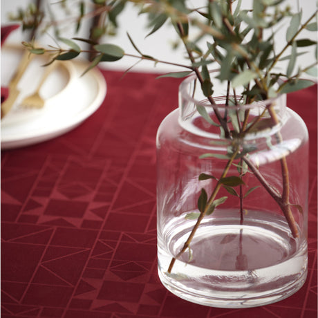 Närbild av Södahl Star Damast Julduk Röd med detaljerat stjärnmönster 140x320