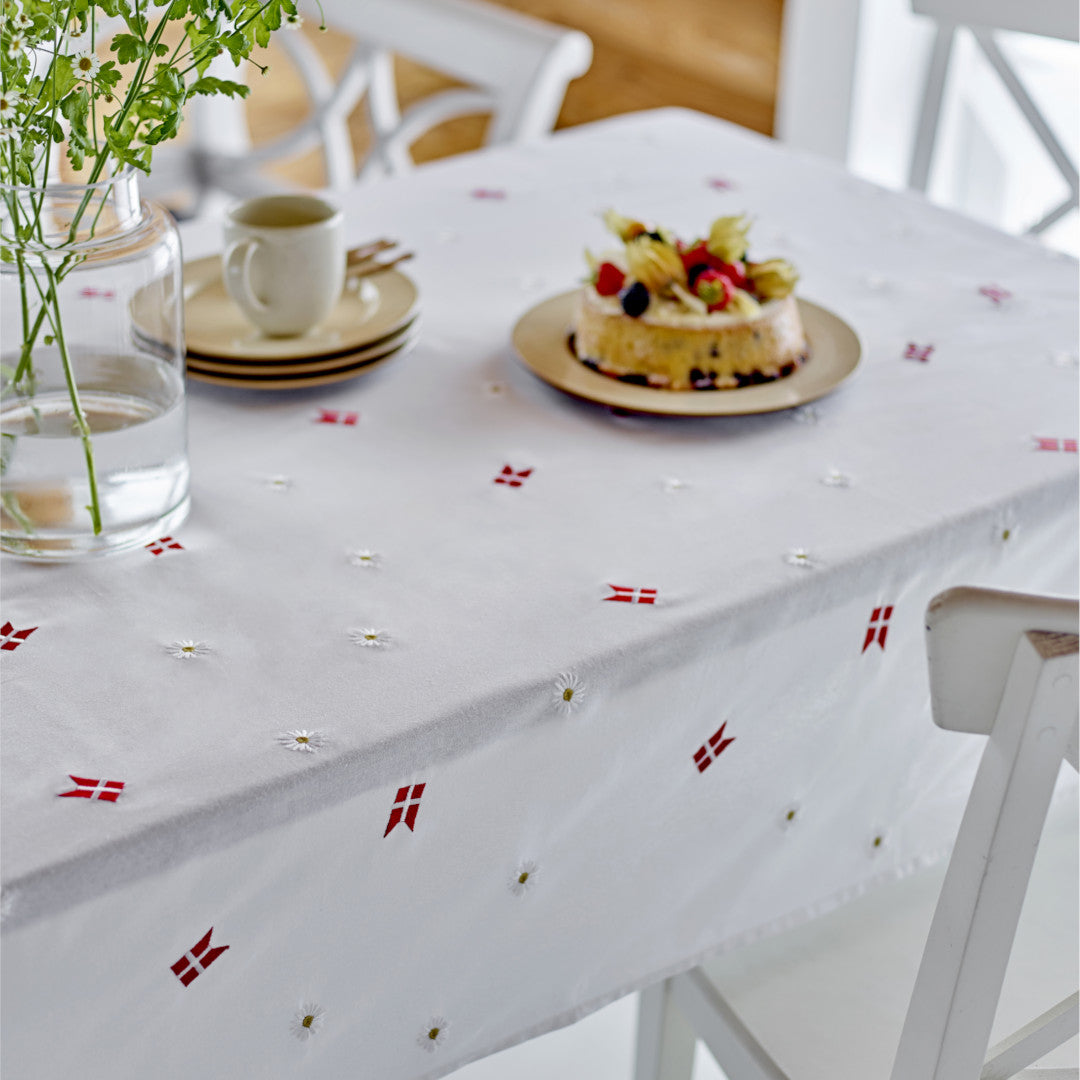 Södahl Tillykke Duk 140 x 220 cm - Födelsedagsduk med Danmarks flagga och fina margueriter
