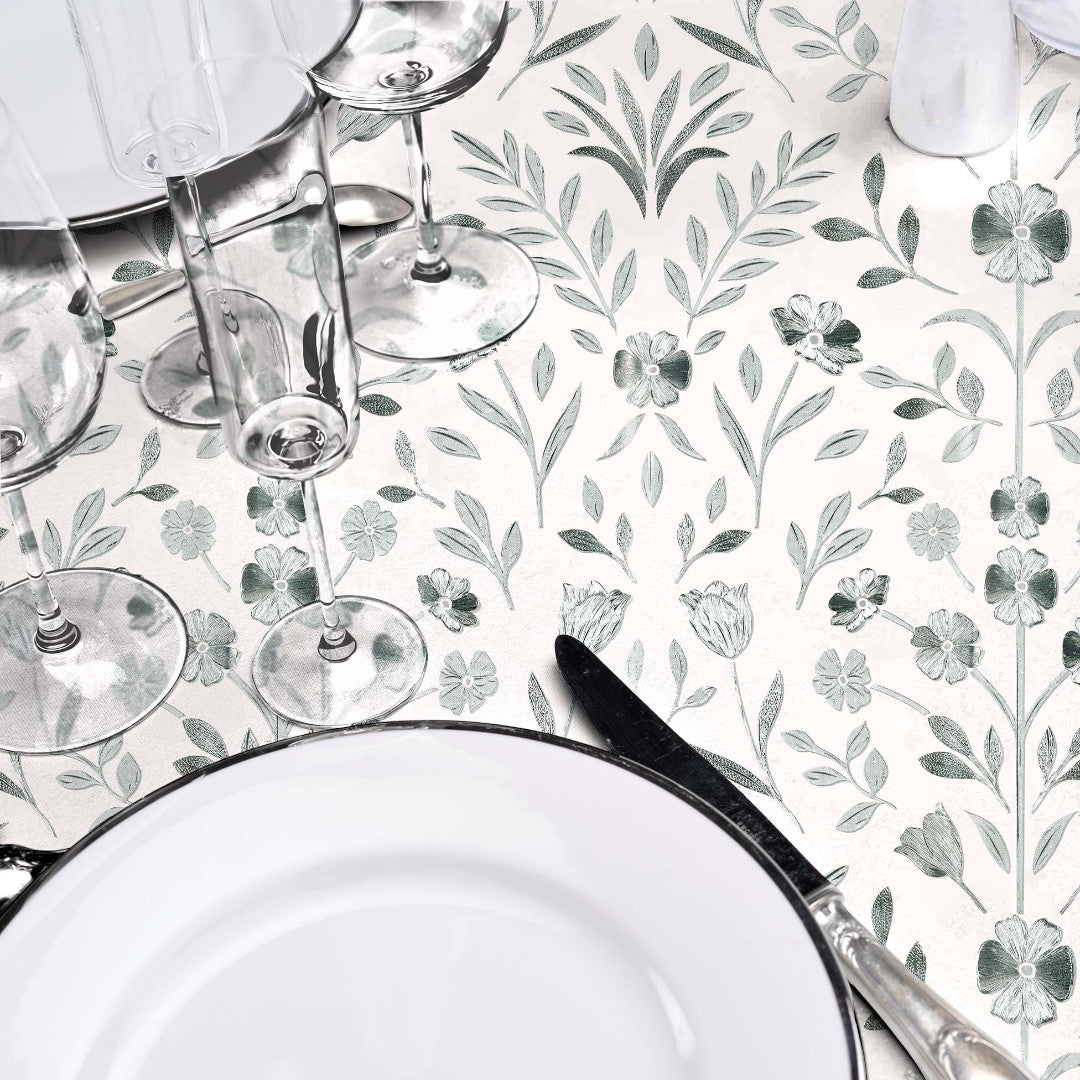 Bordet dukat med Silverflor Elegance - Vaxduk med präglade silverblommor, grå botten
