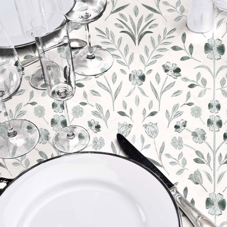 Bordet dukat med Silverflor Elegance - Vaxduk med präglade silverblommor, grå botten