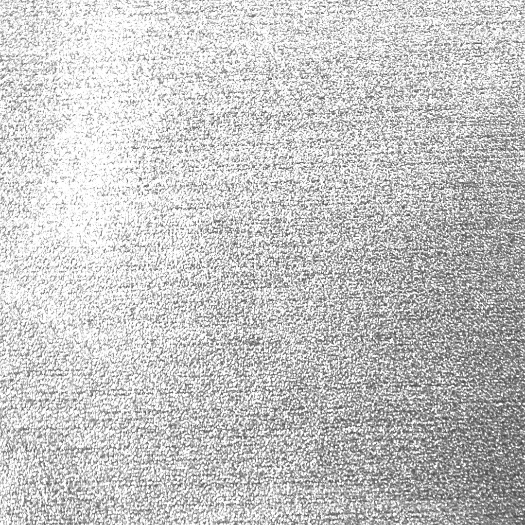 Närbild av Silverglans - enfärgad julbordsduk i metallic-look med silvereffekt