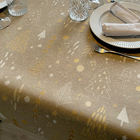 Spårr i Granskogen Natur - Jultextilvaxduk med lurex guldeffekt