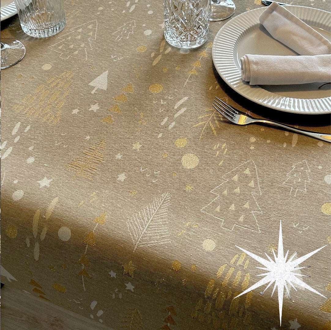 Spår i Granskogen Guld Lurex - Naturfärgad jultextilvaxduk