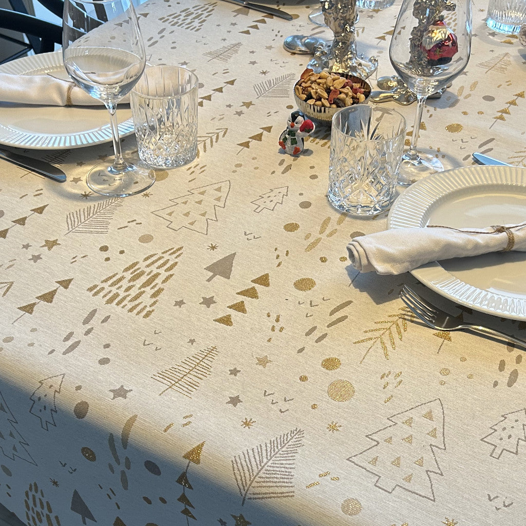 Spår i Granskogen Guld Lurex - Råvit jultextilvaxduk