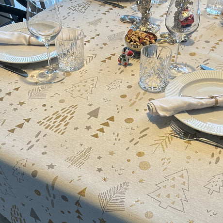 Spår i Granskogen Guld Lurex - Råvit jultextilvaxduk