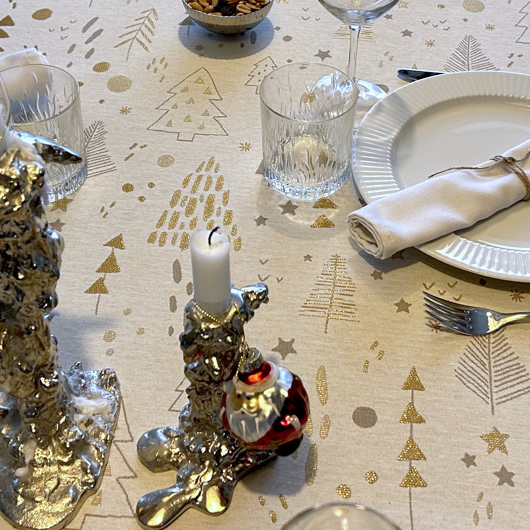 Spår i granskogen Rå vit - Jultextilvaxduk med lurexguld-effekt och glidskydd