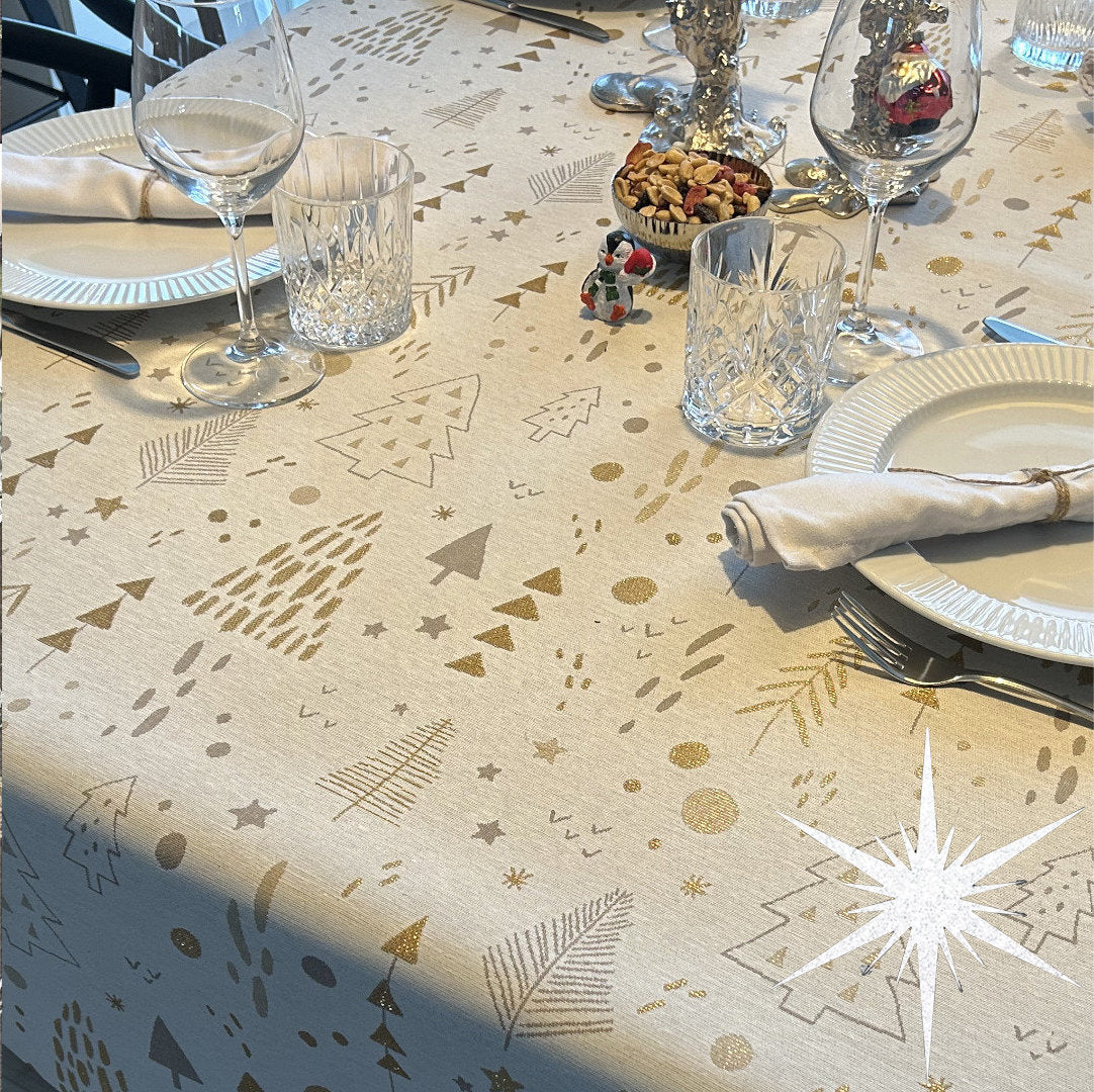 Spår i Granskogen - Råvit jultextilvaxduk