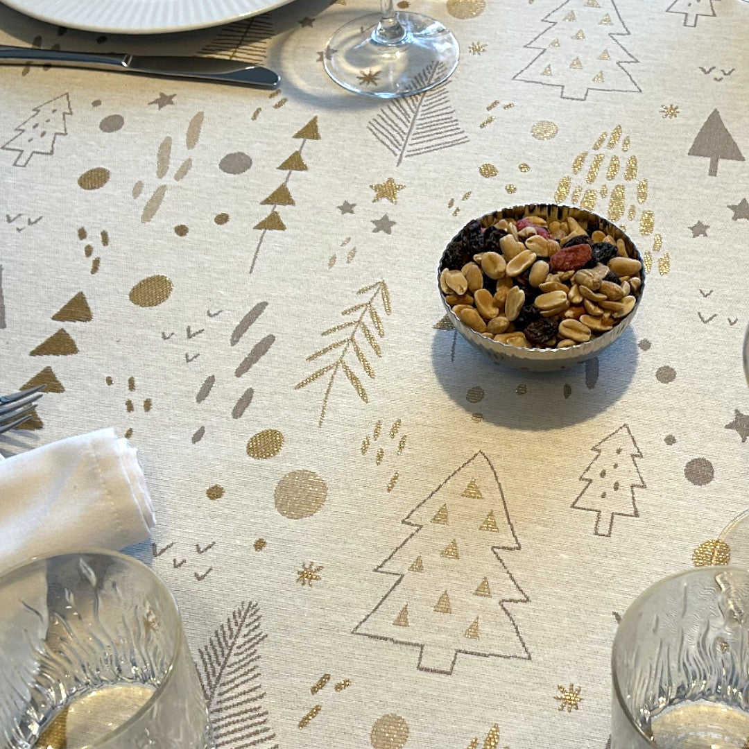 Spår i granskogen Rå vit - Jultextilvaxduk med lurexguld-effekt och glidskydd