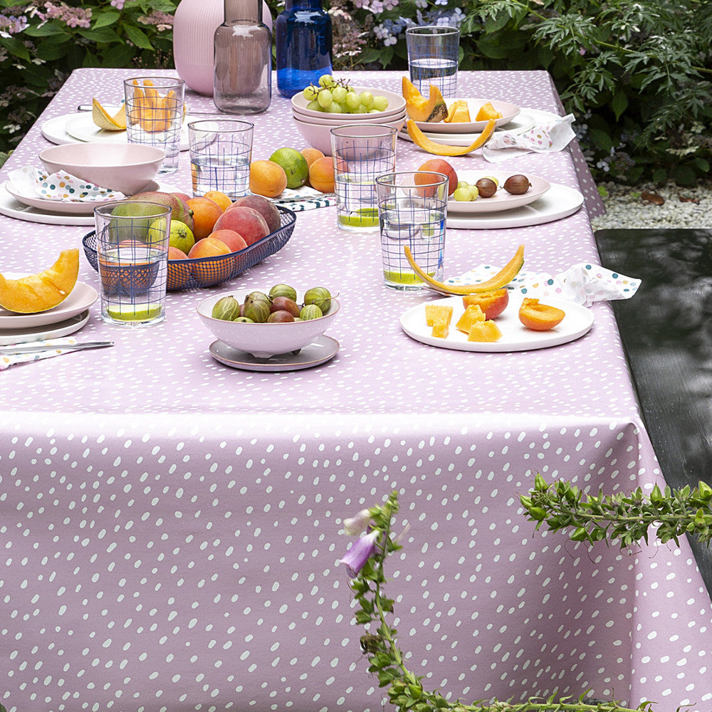 På dukat bord Lola vaxduk - Spot On Ice Lavender
