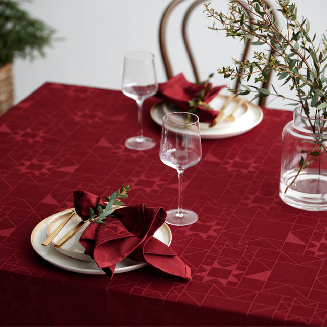 Södahl Star Damask Red - Klassisk julduk - Damastvävd textilvaxduk, glidskydd