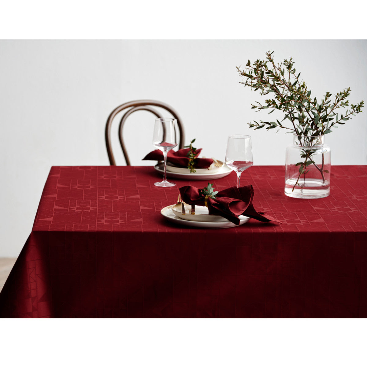 Södahl Star Damask Red - Klassisk julduk - Damastvävd textilvaxduk, glidskydd, miljö