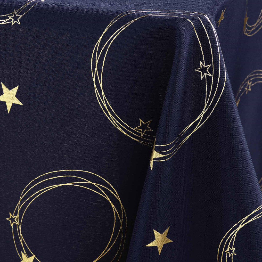 Närbild av hörnet på Star 150 x 240 cm blå julduk med guldprint