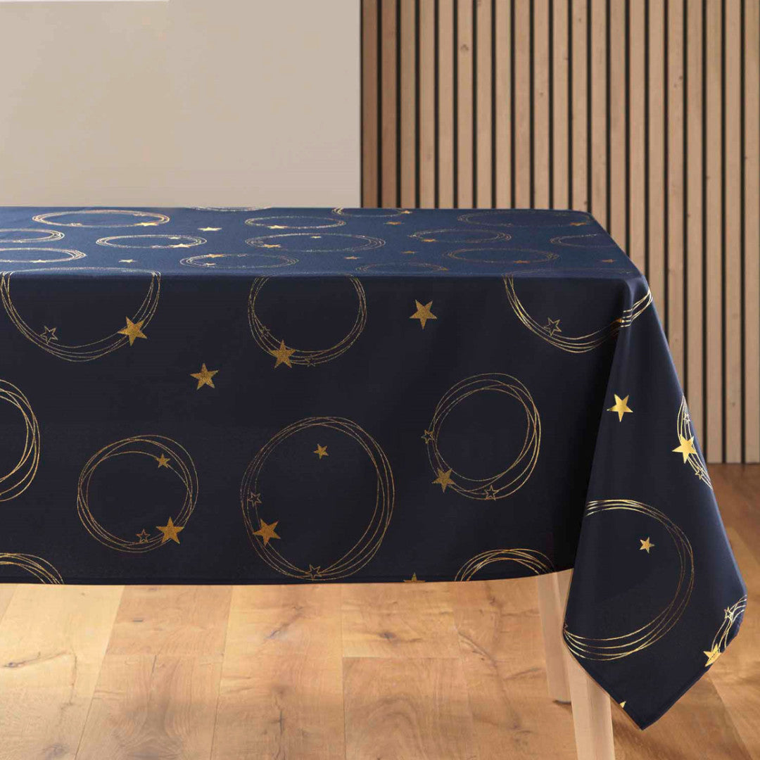Star 150 x 240 cm, blå julduk med guldprint på bord.