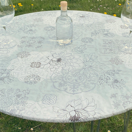 Härliga streckblommor i ljusa färger - Rund vaxduk med resår