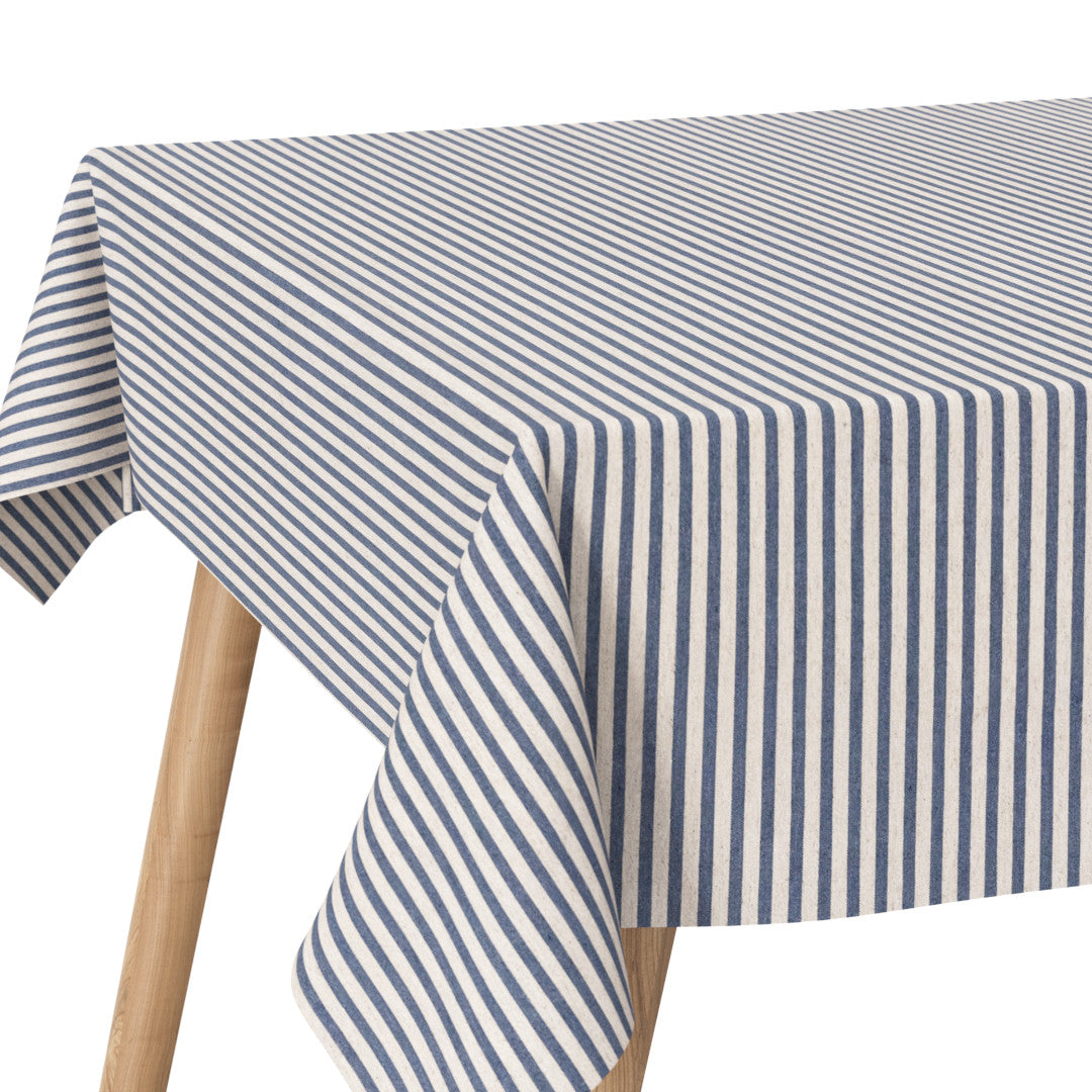 Miljöbild av Ränder på tvärs blå - textilduk i linnelook med ränder och glidskydd