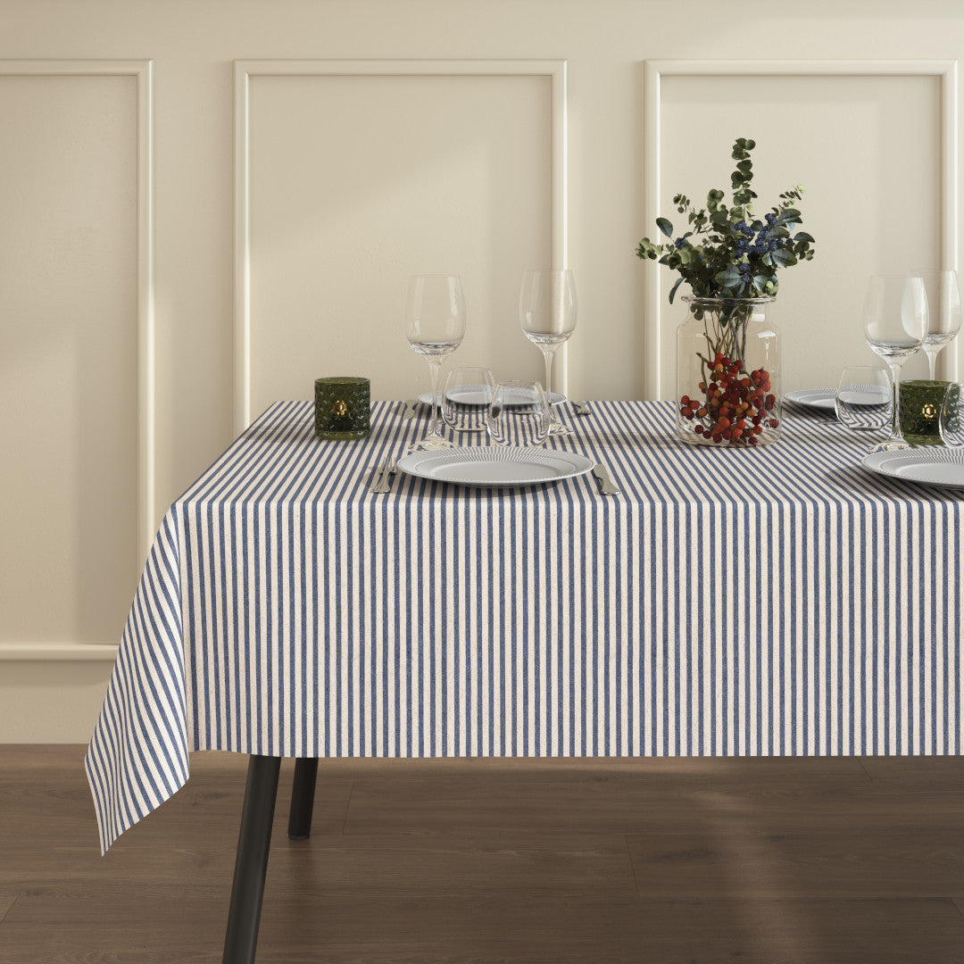 Bordet dukat med Ränder på tvärs blå - textilduk i linnelook med ränder och glidskydddækning