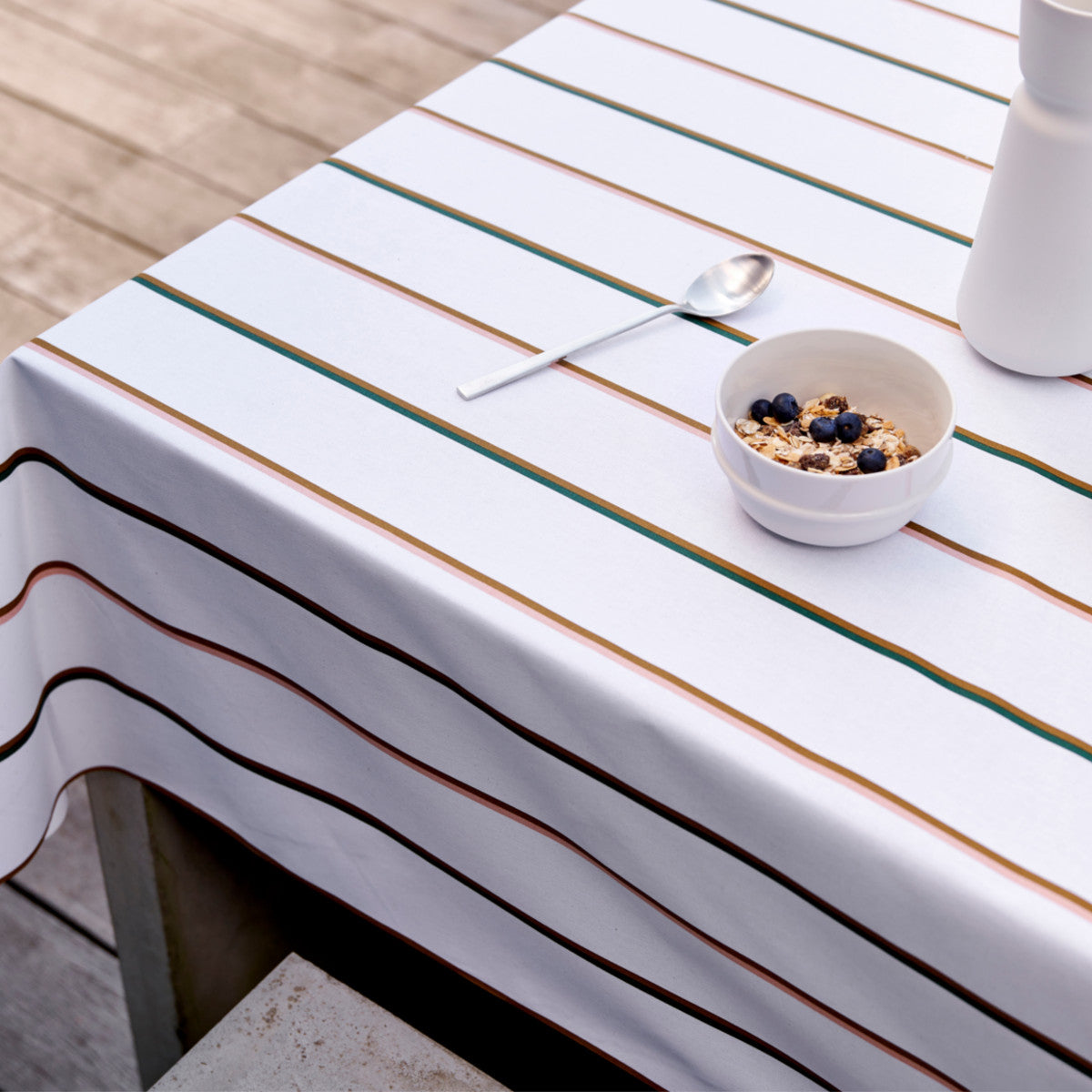 Stripe White - Södahl textilduk i 100% bomull med glidskydd