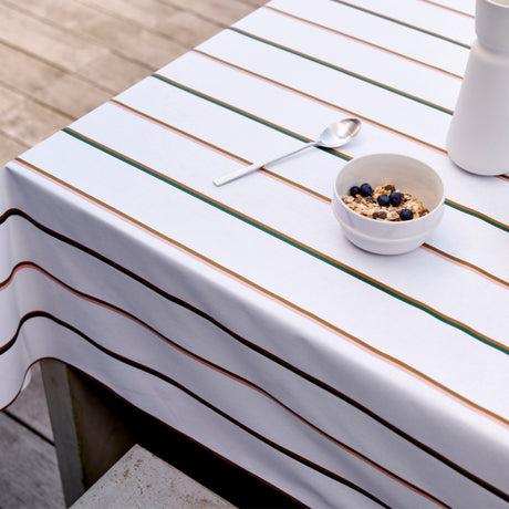 Stripe White - Södahl textilduk i 100% bomull med glidskydd