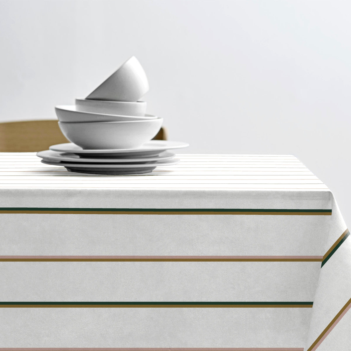 På bordet Stripe White - Södahl textilduk i 100% bomull med glidskydd
