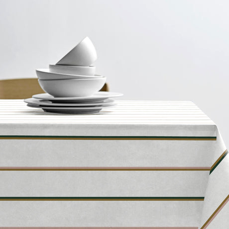 På bordet Stripe White - Södahl textilduk i 100% bomull med glidskydd