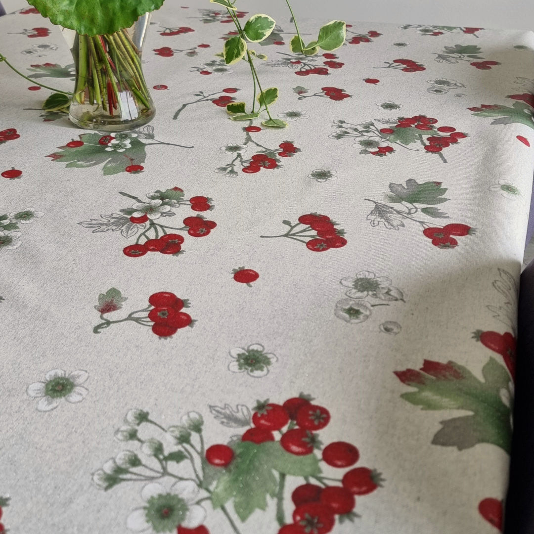 Akene Röd - Vacker textilvaxduk med bär och lurex, 150 cm bred