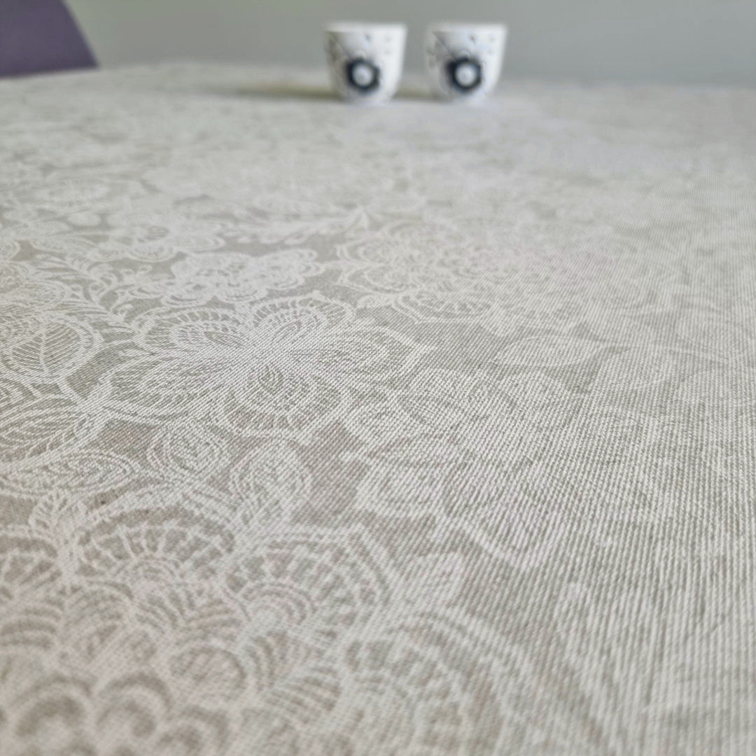 Calais vit, elegant textilvaxduk med vitt mönster - 150 cm bred