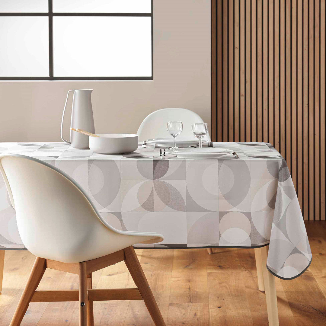 Rektangulär Tessouro Natural duk på matbord med moderna tillbehör