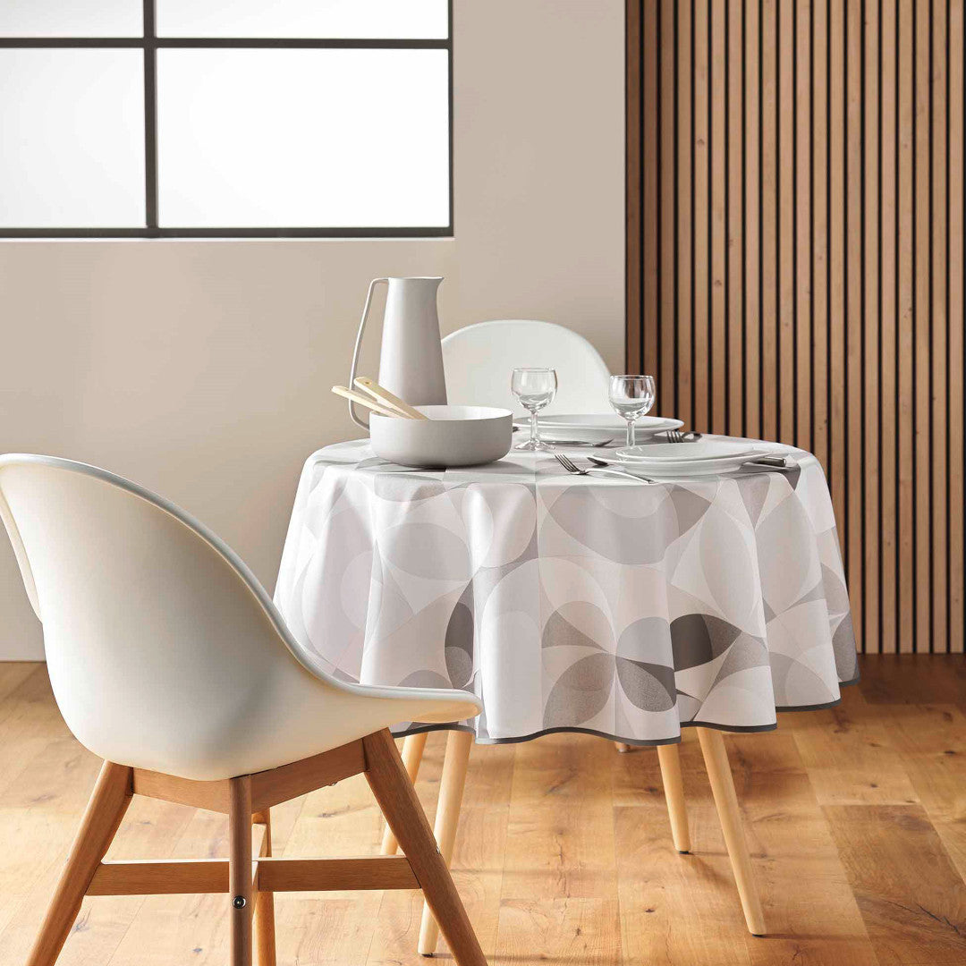 Tessouro Natural på ett matbord med moderna dekorationer