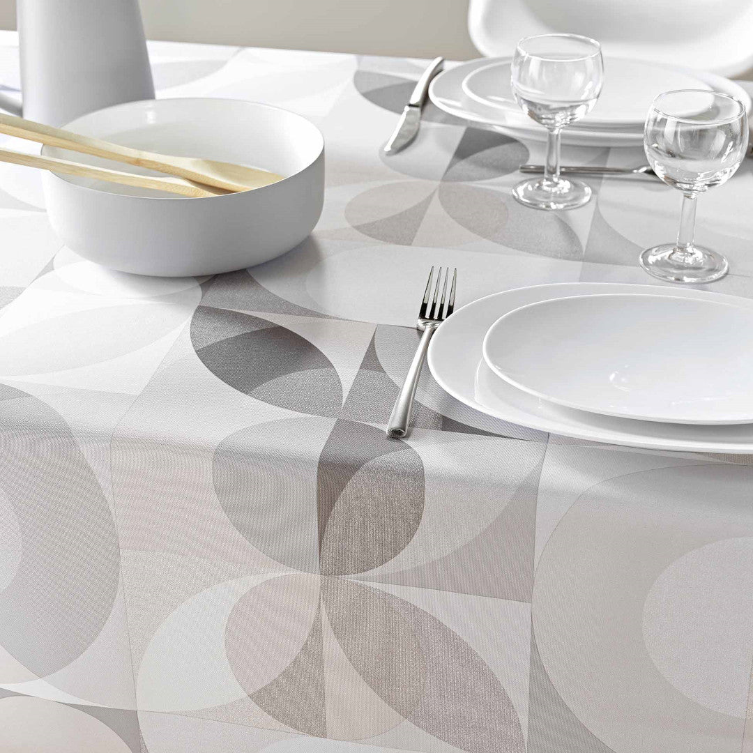 Tessouro Natural duk med porslin och bestick