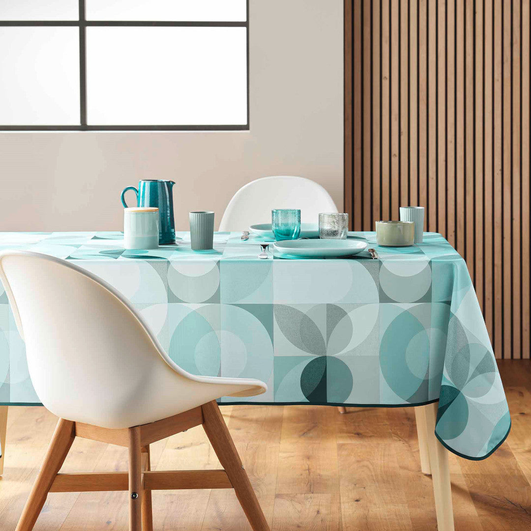 Rektangulär Tessouro Sage duk på ett dukat bord