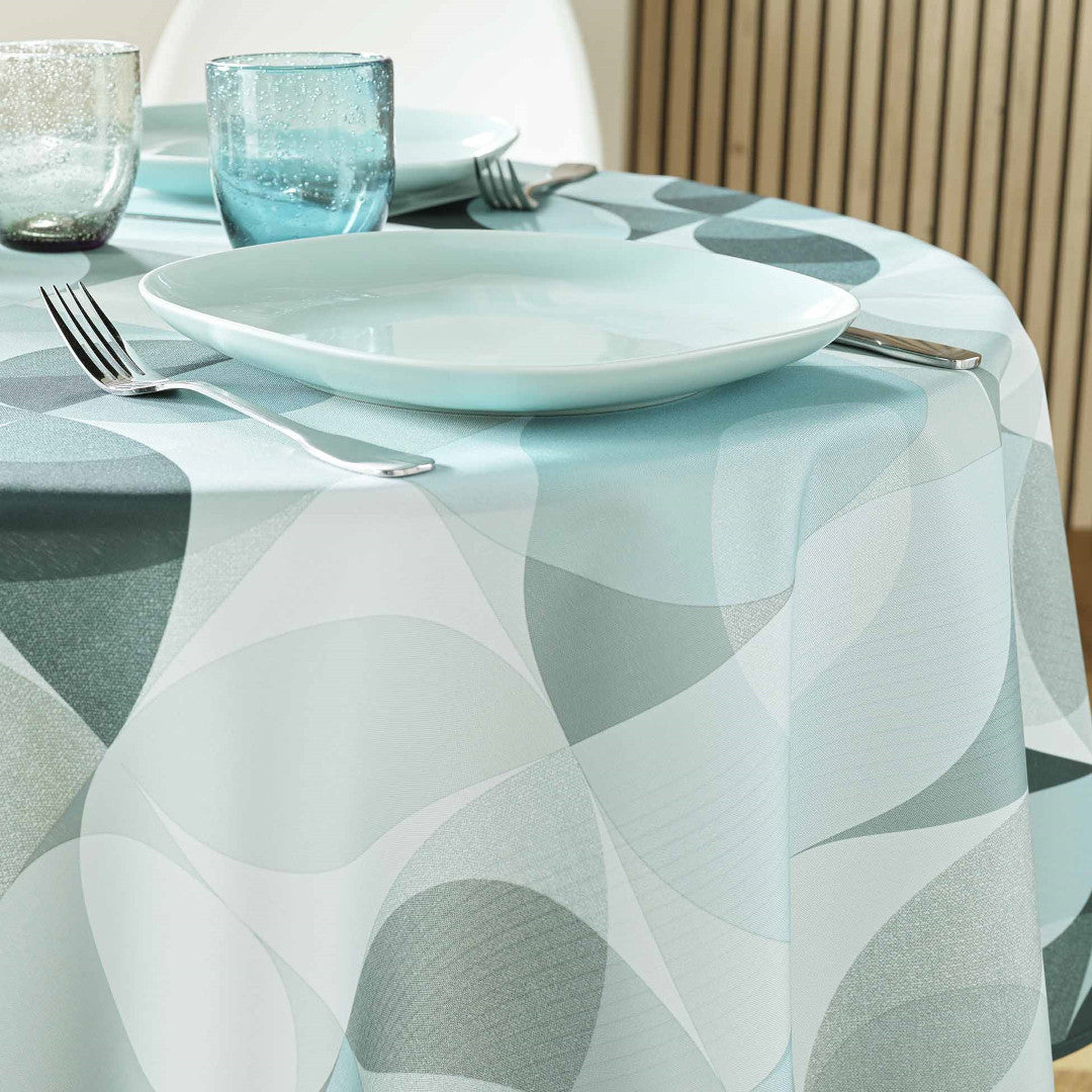 Detaljerat foto av Tessouro Sage duken med porslin