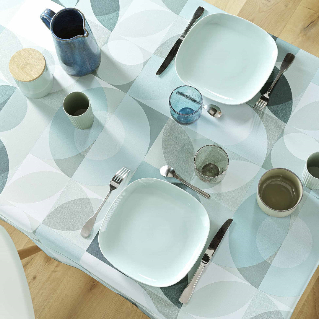 Tessouro Sage duk på bord med tallrikar och glas