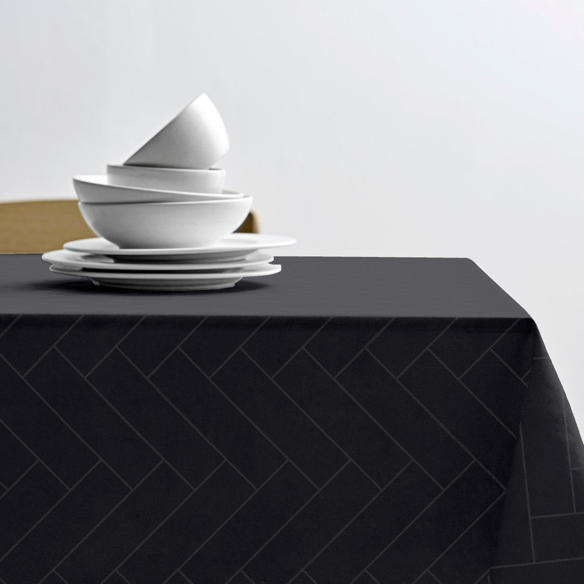 Södahl Tiles Ash mörkgrå, klassisk damastvävd textilduk på bordet